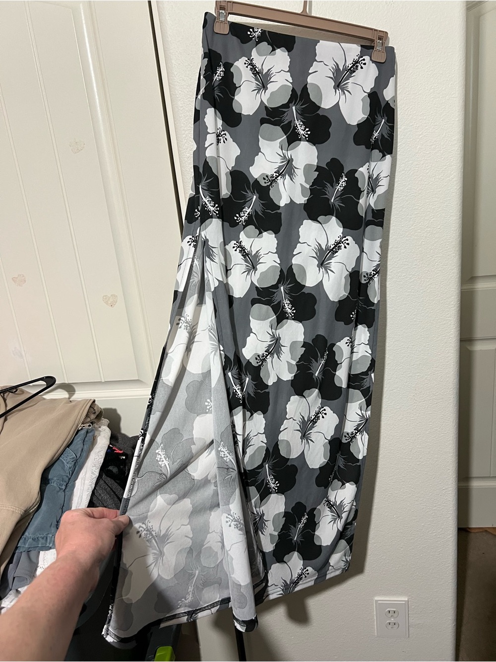 ENT Entrancy Black & White Floral Midi Skirt - Picture 6 of 10